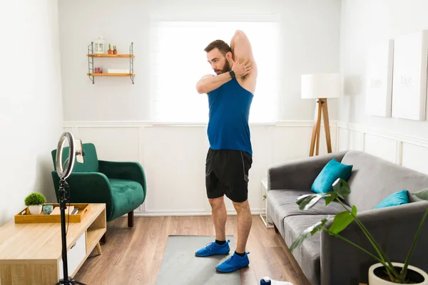 Homem Fitness Treinador Virtual Fazendo Exercícios Aquecimento Enquanto Filma Vídeo — Fotografia de Stock