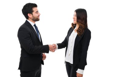 Tanıştığıma memnun oldum. İş adamı iş görüşmesi sırasında bir avukatla veya satış temsilcisiyle tokalaşıyor 