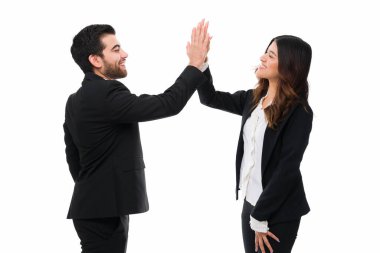 Başardık! Neşeli iş ekibi beşlik çakıyor ve bir müşteriyle harika bir satış yapmayı kutluyor.