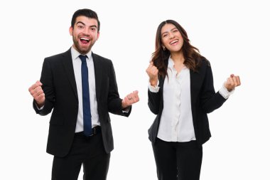 Heyecanlı iş ortakları müşterileriyle başarılı bir iş anlaşması yapmayı kutluyor. Davayı kazanan avukatlar