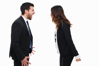 İki iş ortağının birbirine bağırması ve iş sorunları yüzünden kızgın olmaları. 