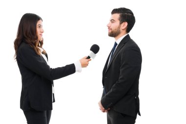 Yorumunuz var mı? Profesyonel kadın muhabir haberlerde mikrofonlu bir iş adamıyla röportaj yapıyor.