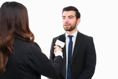 Uluslararası haberler. Yakışıklı İspanyol avukat haber röportajı yapıyor ve bir kadın muhabirle konuşuyor.