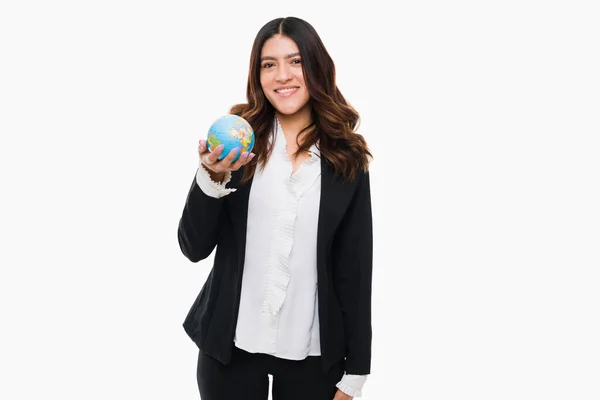 Atractiva Mujer Feliz Trabajando Como Abogada Todo Mundo Mientras Sostiene — Foto de Stock