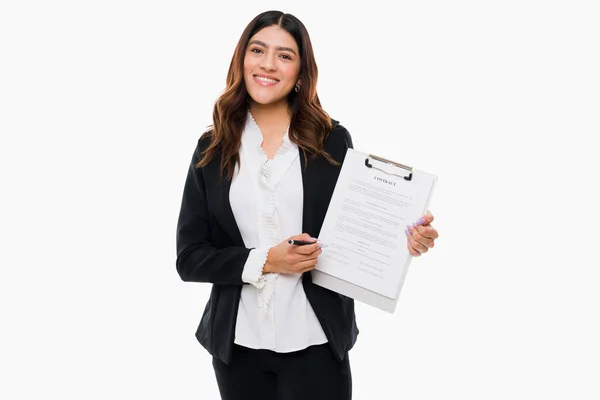 新しいビジネス契約に署名し 幸せな気分の陽気な若い弁護士 依頼人に微笑む女性弁護士の肖像 — ストック写真