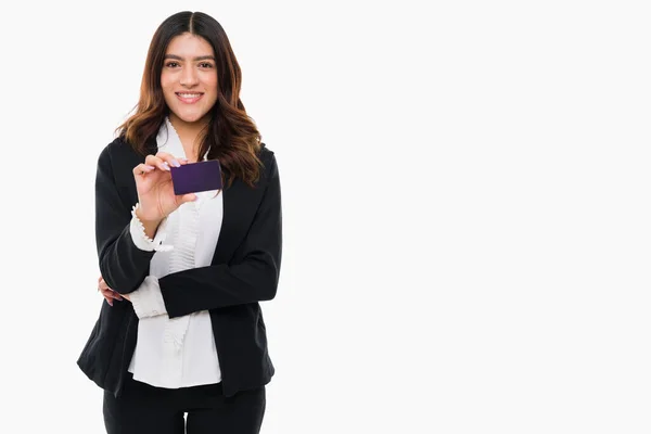 Mulher Negócios Bonita Sentindo Feliz Com Seu Novo Cartão Crédito — Fotografia de Stock