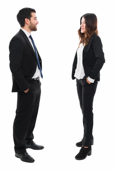 Üzleti Partnerek Találkozójának Teljes Hossza Munkáról Való Beszélgetés Boldog Ügyvédek — Stock Fotó