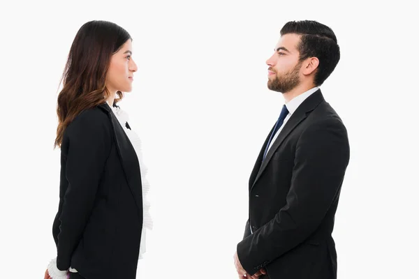 Reunión Cara Cara Empresario Empresaria Competitivos Mirándose Durante Una Reunión — Foto de Stock