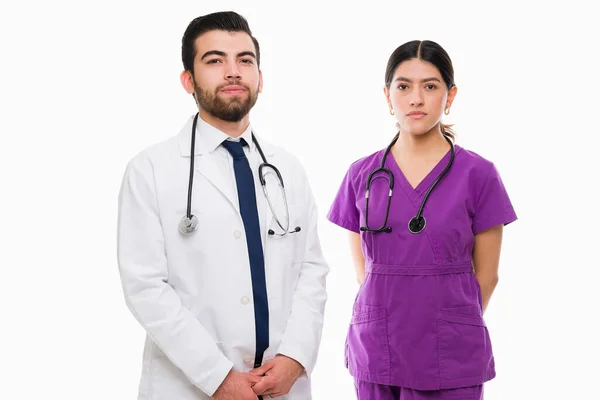 医疗实践 有魅力的男医生和女护士准备在办公室治疗病人 — 图库照片