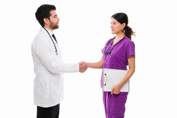 在动手术前 快乐地和一位女护士握手 — 图库照片