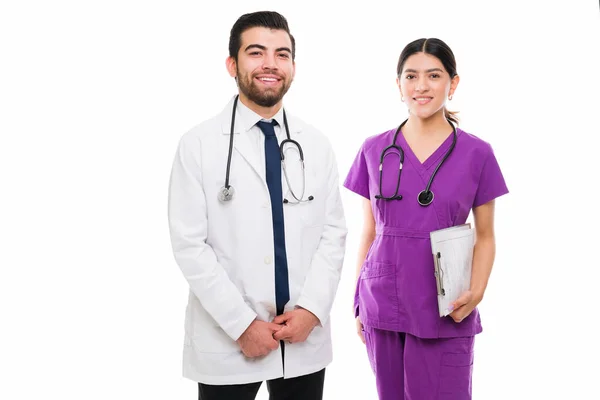 Retrato Médico Hispano Feliz Enfermera Médica Sonriendo Mirando Cámara Sobre —  Fotos de Stock