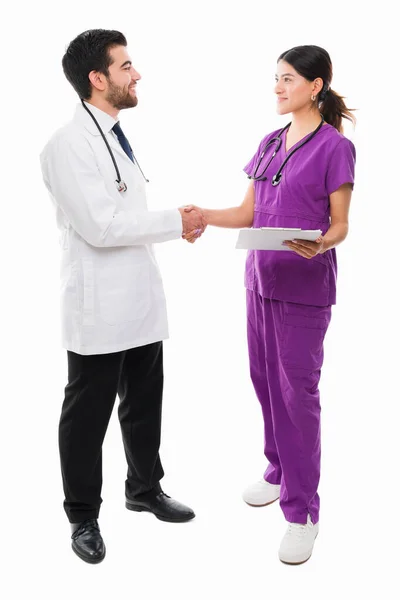 Udany Lekarz Podający Rękę Kobiecie Lekarzowi Mówiący Przypadku Medycznym Szpitalu — Zdjęcie stockowe