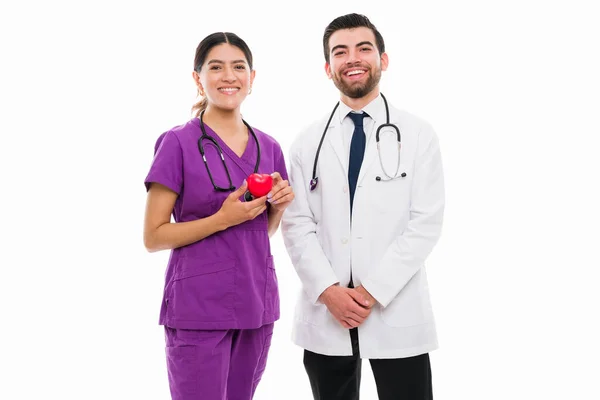 Cardiologista Alegre Enfermeira Médica Segurando Coração Vermelho Médico Pronto Para — Fotografia de Stock