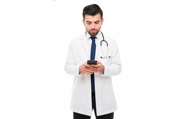 Bello Maschio Medico Sms Lettura Messaggi Posta Elettronica Lavoro Sul — Foto Stock