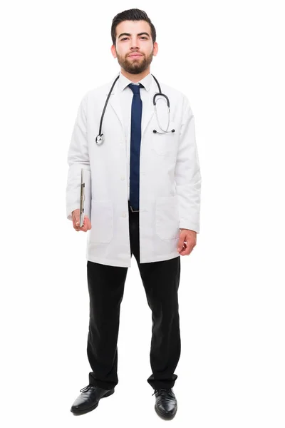 Plná Délka Profesionálního Mužského Lékaře Při Pohledu Kameru Před Bílým — Stock fotografie
