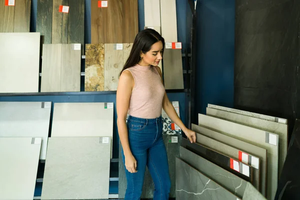 Latinská Klientka Rozhlíží Obchodě Atraktivní Mladá Žena Kupovat Nové Podlahy — Stock fotografie