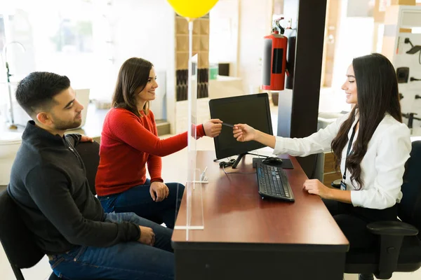 Gelukkige Jonge Vrouw Haar Man Betalen Met Een Tegoed Voor — Stockfoto