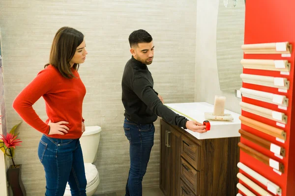 Hombre Guapo Mujer Hermosa Usando Una Cinta Métrica Armario Baño —  Fotos de Stock