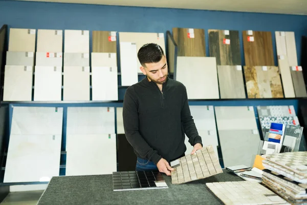 Haciendo Mejoras Hogar Hombre Latino Joven Eligiendo Azulejos Nuevos Para —  Fotos de Stock