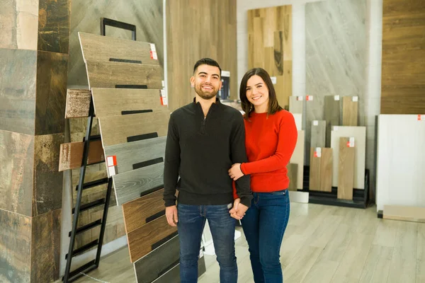 Retrato Una Atractiva Pareja Cogida Mano Entrar Tienda Pisos Para —  Fotos de Stock