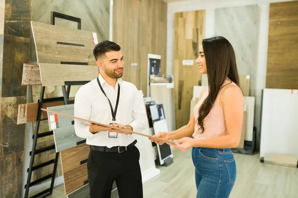 Pavimenti Alta Qualità Allegro Cliente Femminile Che Sceglie Nuovi Piani — Foto Stock