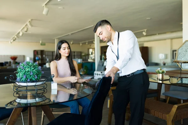 Lateinischer Männlicher Repräsentant Gespräch Mit Einer Kundin Die Einen Schönen — Stockfoto