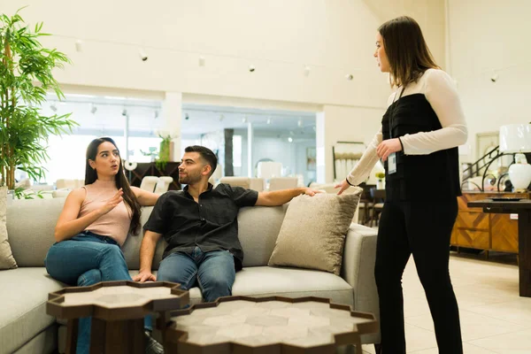 Casal Atraente Comprando Novo Sofá Bonito Loja Móveis Enquanto Fala — Fotografia de Stock