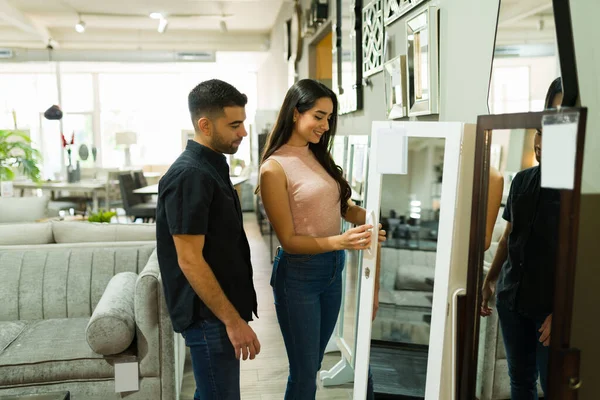 陽気な豪華な女性とラテン人は 家具店で鏡や装飾品を見て — ストック写真