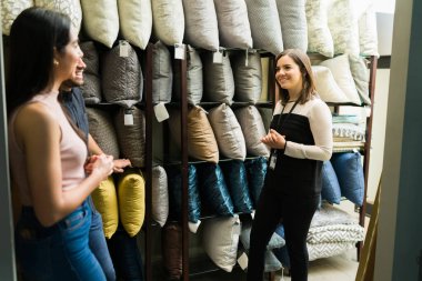 Yeni evlerini yeniden dekore etmek isteyen birkaç müşteriyle konuşan mutlu bir satış temsilcisi.