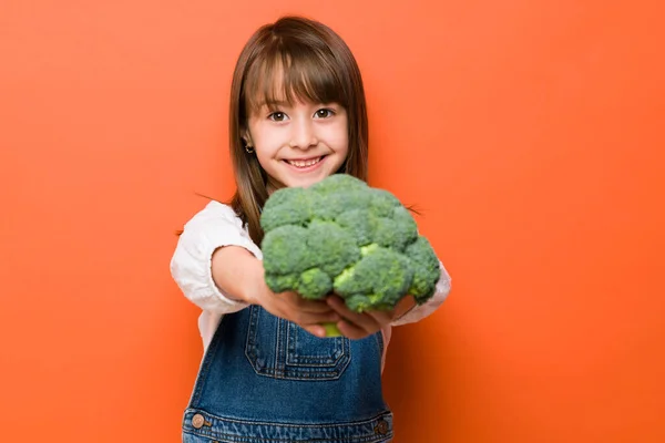 Jolie Petite Fille Distribuant Brocoli Vous Invitant Manger Nourriture Saine — Photo