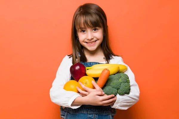 Portrait Une Belle Petite Fille Portant Beaucoup Fruits Légumes Regardant — Photo
