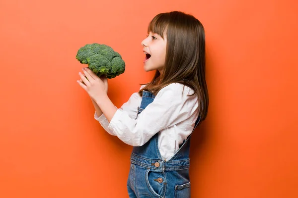 Perfil Vista Uma Menina Morena Comendo Alguns Brócolos Estúdio Com — Fotografia de Stock