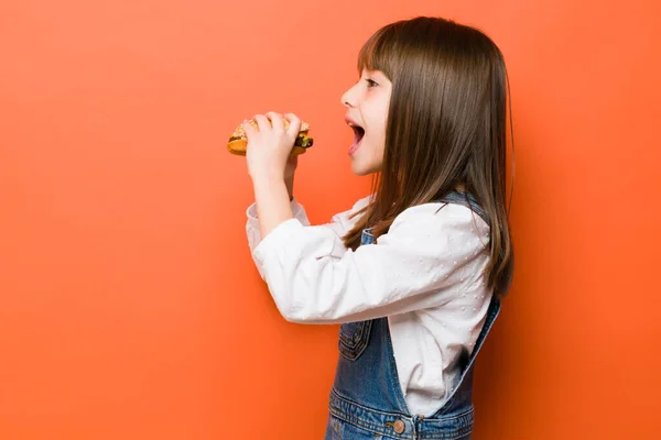 Profilansicht Eines Kleinen Mädchens Das Den Mund Weit Aufmacht Einem — Stockfoto