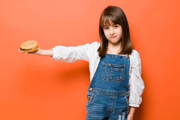 Kavkazská Holčička Drží Hamburger Vypadá Nespokojeně Protože Rychlé Občerstvení Není — Stock fotografie