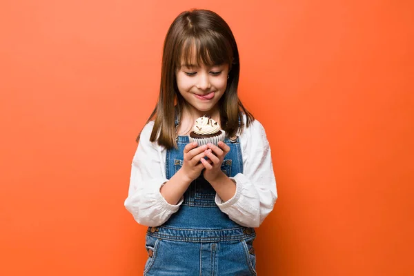 Entzückendes Kleines Mädchen Mit Herausgestreckter Zunge Und Einem Köstlichen Schokoladen — Stockfoto