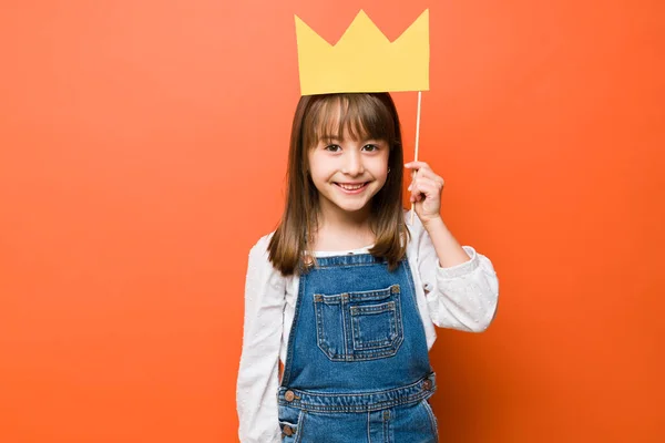 Retrato Una Linda Niña Morena Sosteniendo Una Corona Papel Sobre —  Fotos de Stock