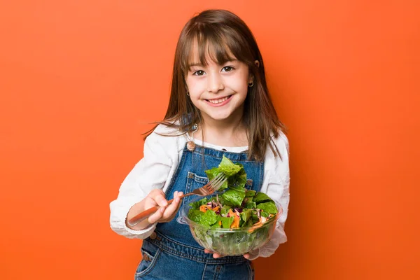 いい子食べるサラダからザ ボウルと作る目の接触でAスタジオ — ストック写真