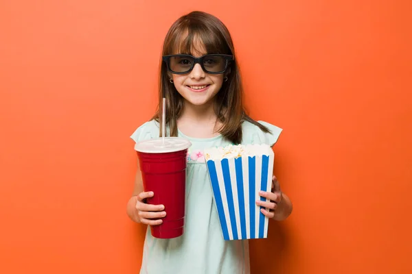 Retrato Una Hermosa Niña Con Gafas Disfrutando Una Película Teatro —  Fotos de Stock