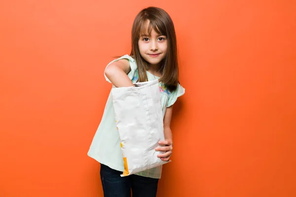 Niña Caucásica Comiendo Patatas Fritas Una Bolsa Grande Estudio —  Fotos de Stock