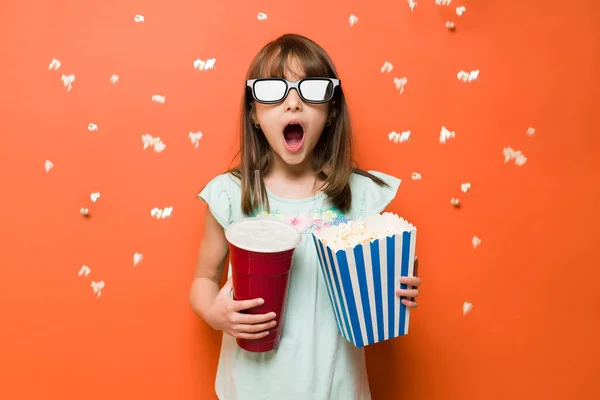 Schattig Meisje Dragen Bril Kijken Geschokt Tijdens Het Kijken Naar — Stockfoto