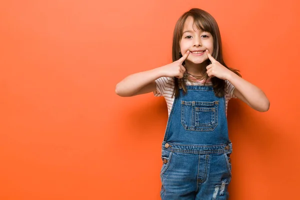 Retrato Uma Menina Bonita Com Grande Sorriso Apontando Para Ele — Fotografia de Stock