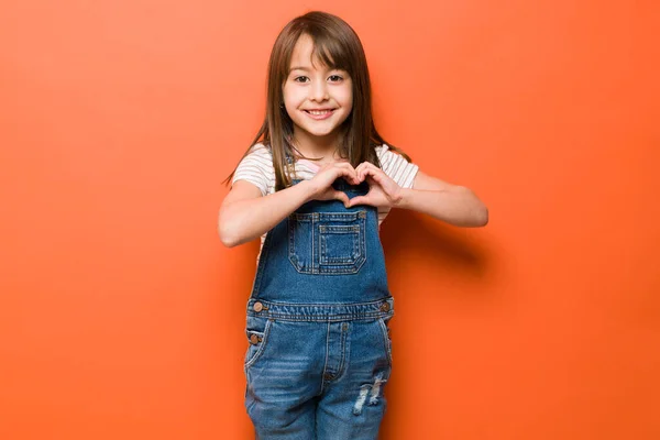 Schattig Klein Meisje Maakt Een Hartvorm Met Haar Handen Glimlacht — Stockfoto