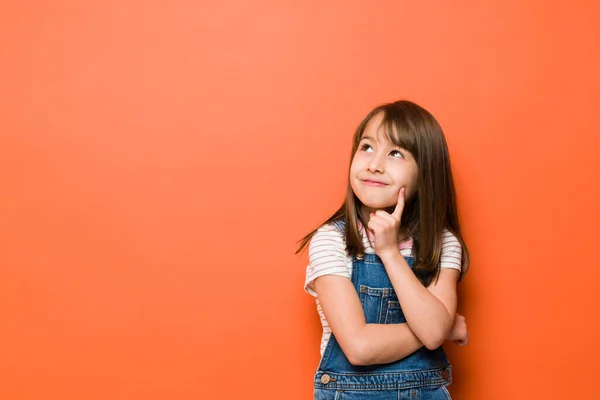 Mooie Brunette Doet Wat Denken Komen Met Een Aantal Goede — Stockfoto