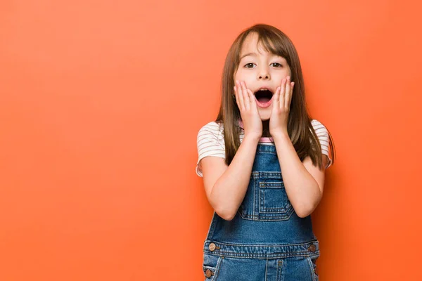 Beautiful Brunette Girl Her Mouth Open Looking Surprised Studio Lot — Stock Photo, Image