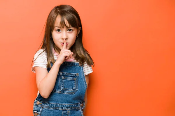 Adorável Menina Segurando Dedo Seus Lábios Pedindo Para Manter Segredo — Fotografia de Stock