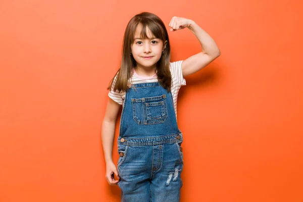 Serieus Uitziende Kleine Meisje Flexen Haar Arm Tonen Haar Kracht — Stockfoto