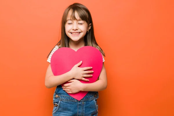 Portrait Adorable Little Caucasian Girl Hugging Big Heart Her Eyes — Stock Photo, Image