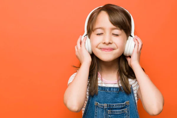 Close Pretty Little Brunette Listening Her Favorite Music Wearing Wireless — Stock Photo, Image