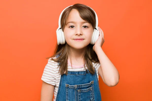 Portrait Beautiful Little Girl Wearing Wireless Headphones Making Eye Contact — Stock Photo, Image