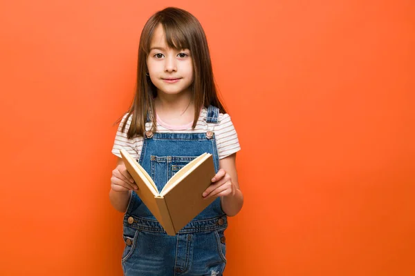Kitap Okuyan Akıllı Bir Kızın Portresi Turuncu Arka Planı Olan — Stok fotoğraf
